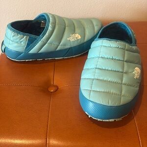 Woman’s size 7 North Face slippers